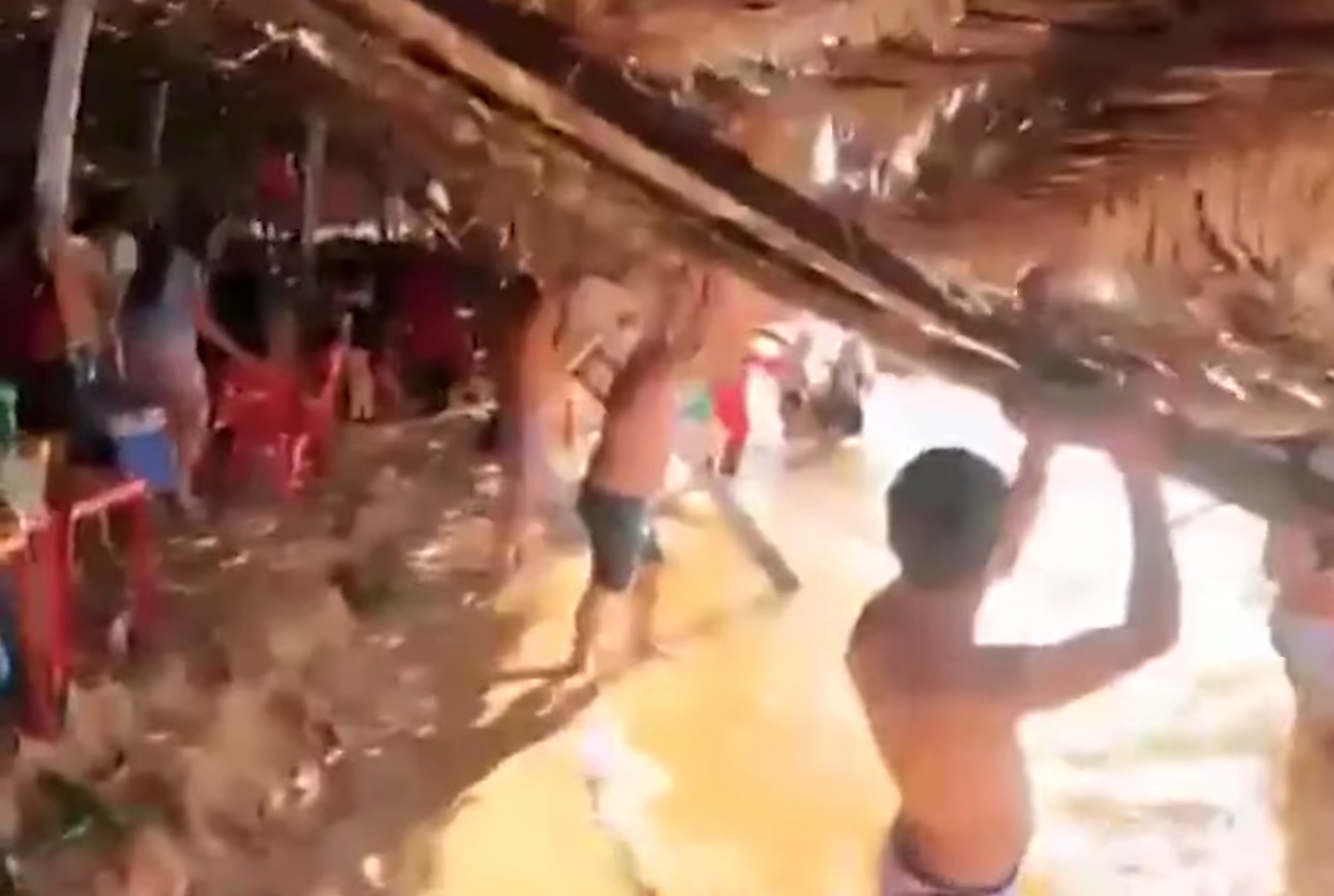 Teto de restaurante desaba sobre banhistas em praia; vídeo mostra desespero