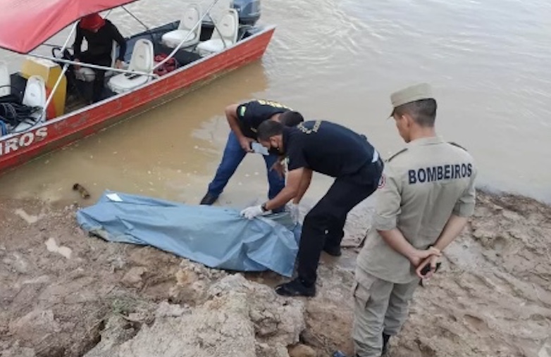 Homem morre ao pegar rua errada e cair de barranco no Rio Juruá