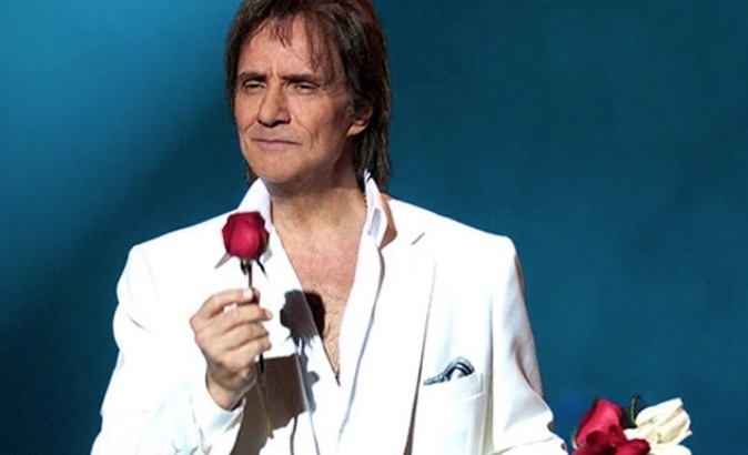 Roberto Carlos volta a se irritar com fãs e se recusa a entregar rosa