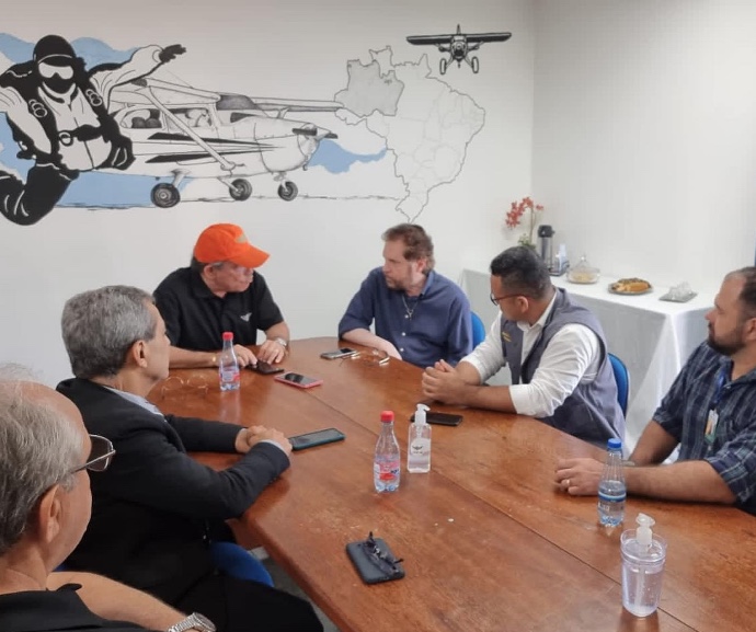 No Amazonas, senador Plínio Valério participa de reunião no Aeroclube