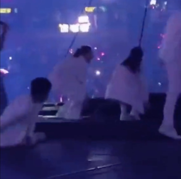 Vídeos mostram desespero do grupo Mirror após telão despencar em show