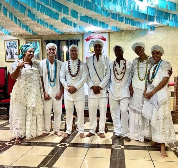 Anitta aparece em fotos raríssimas em visita a terreiro de Candomblé 