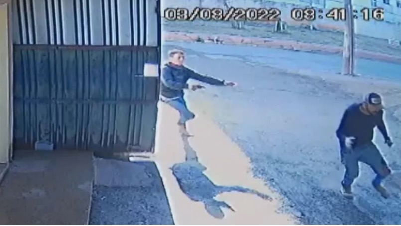 Vídeo: Homem mata colega de trabalho após briga por esbarrão; pai viu tudo