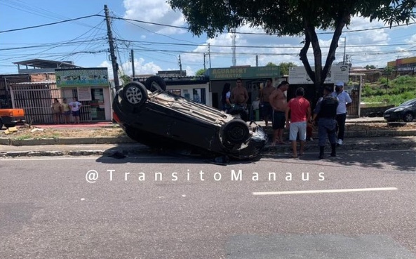 Acidente: Carro perde controle e capota em avenida de Manaus