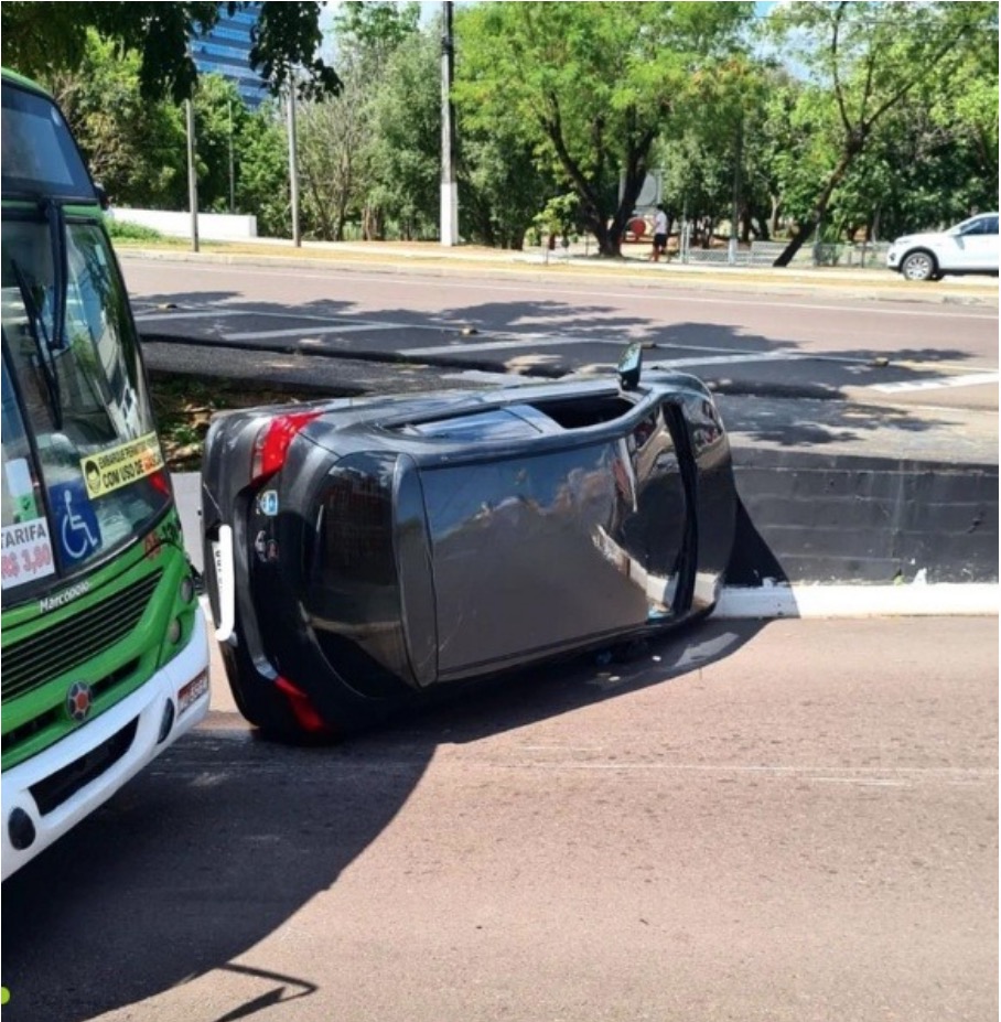 Motorista de app dorme ao volante e capota carro em avenida de Manaus 