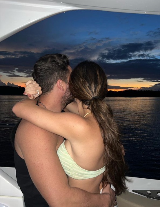 Thyane Dantas faz passeios em Manaus em dia de show de Wesley Safadão