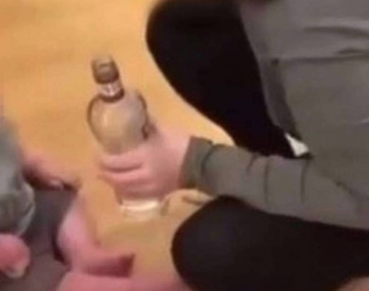 Casal é preso após dar dose de vodca a bebê na Inglaterra