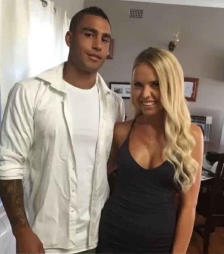 Jogador de rúgbi flagra namorada fazendo sexo com colega de time, surta e quase morre