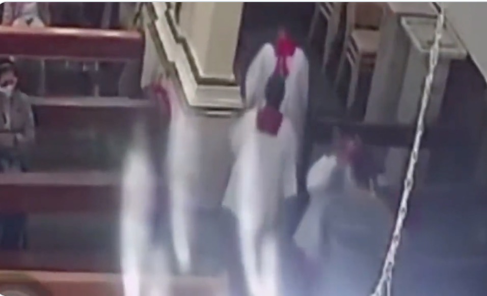 Coroinha é esfaqueado dentro de igreja; veja vídeo