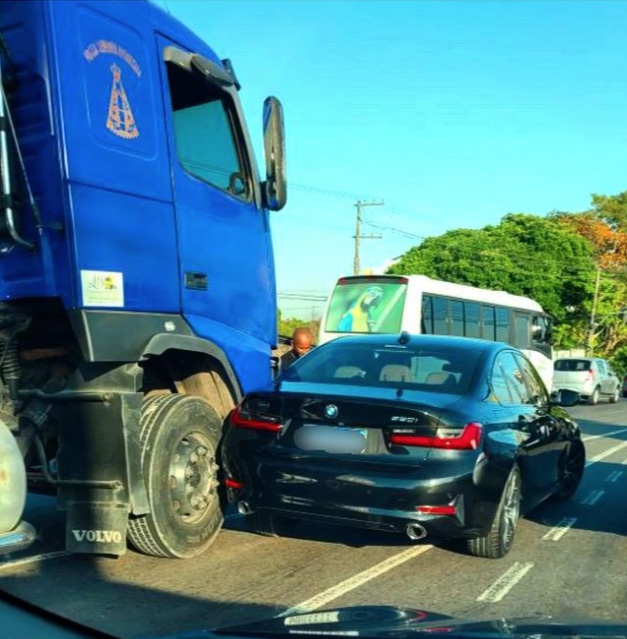 Acidente entre BMW e carreta deixa trânsito lento em avenida de Manaus
