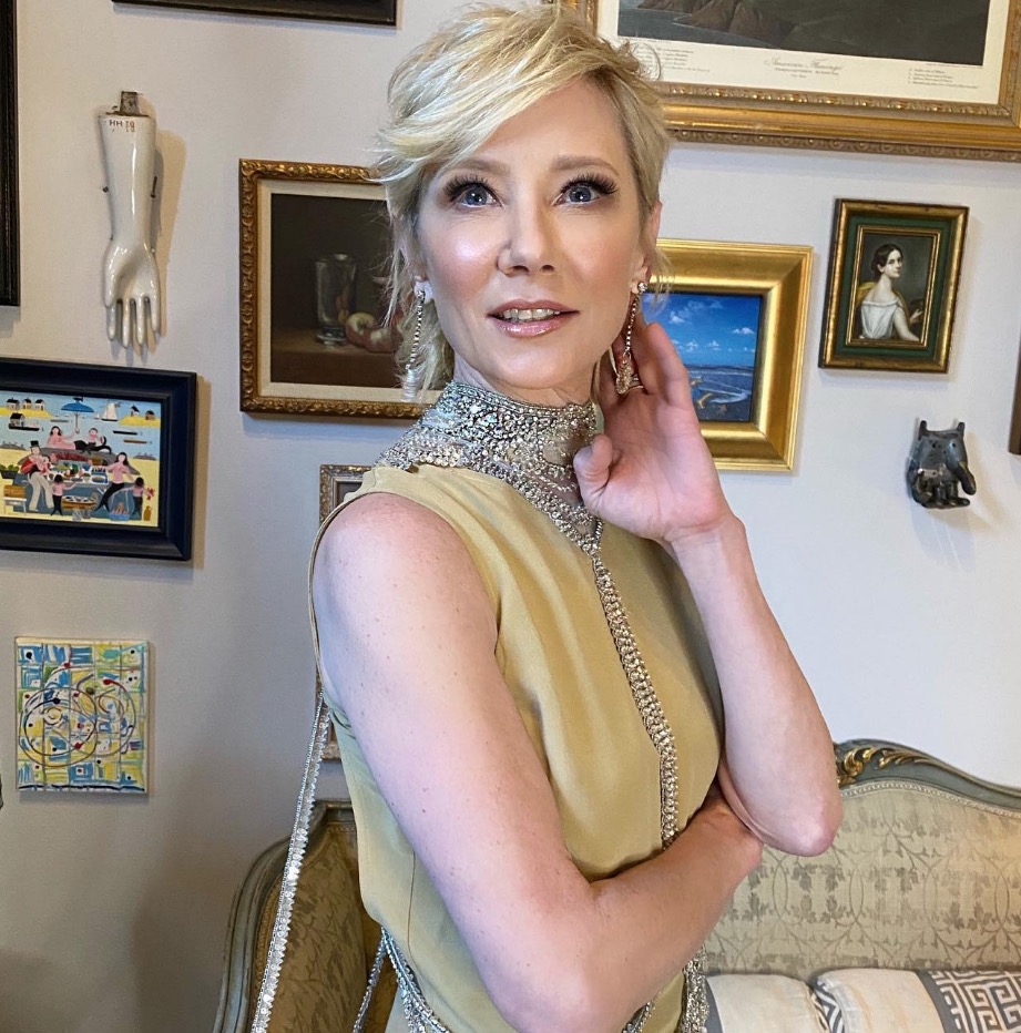 Atriz Anne Heche morre aos 53 anos após acidente de carro 