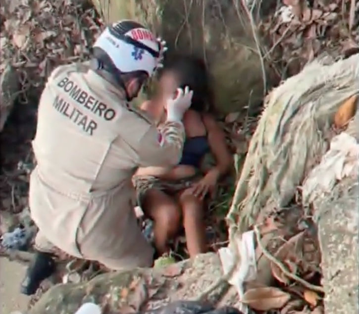 Mulher cai de barranco de 5 metros na Ponta Negra, em Manaus; vídeo