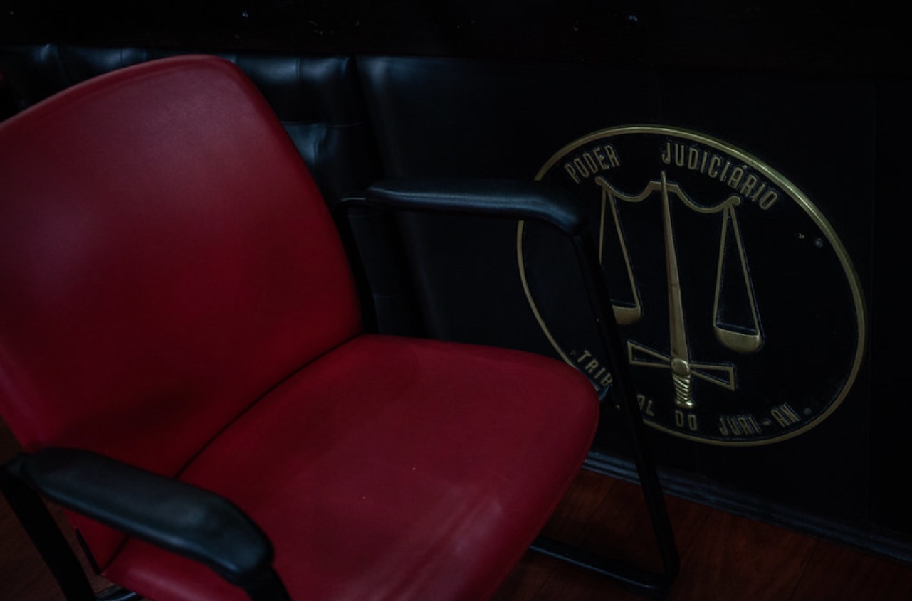 Juri popular julga casos de feminicídio por facadas e asfixia em Manaus