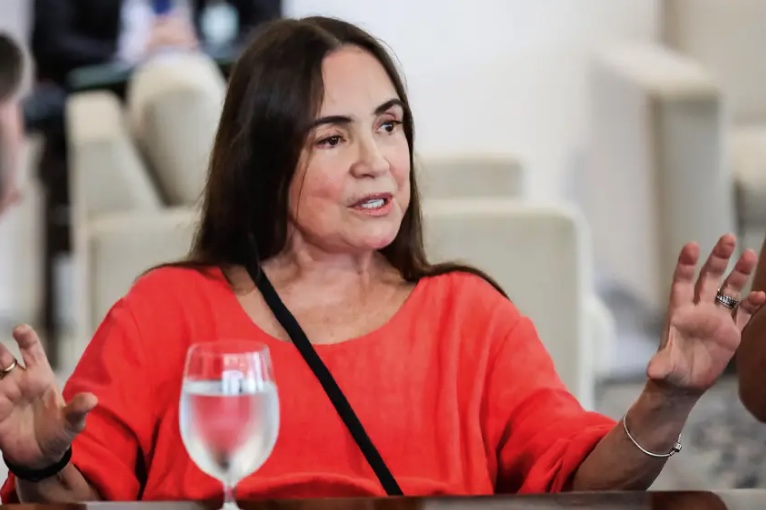 Regina Duarte critica ministros do STF por não cantarem hino com a mão no peito