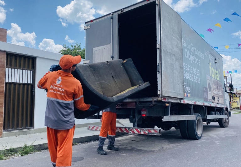 Serviço de coleta agendada de grandes objetos continua em Manaus