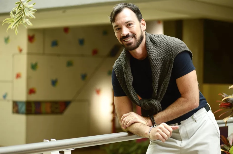 Ex-goleiro se assume gay e diz que 'fama' prejudicou carreira