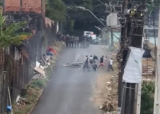 Polícia contém manifestantes durante reintegração de posse em Manaus