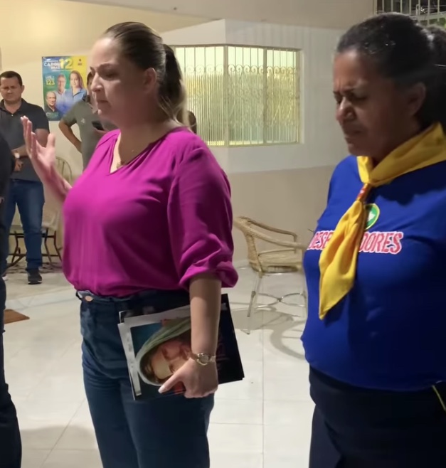 Carol Braz participa de culto com membros da Igreja Adventista de Manaus