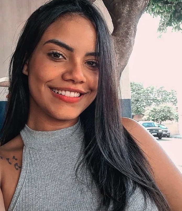 Cantora de 20 anos e namorado morrem em acidente de carro em SP