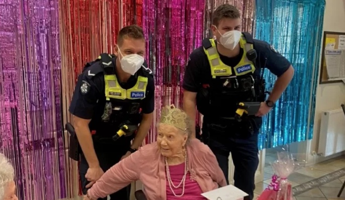 Idosa realiza sonho de ser presa aos 100 anos