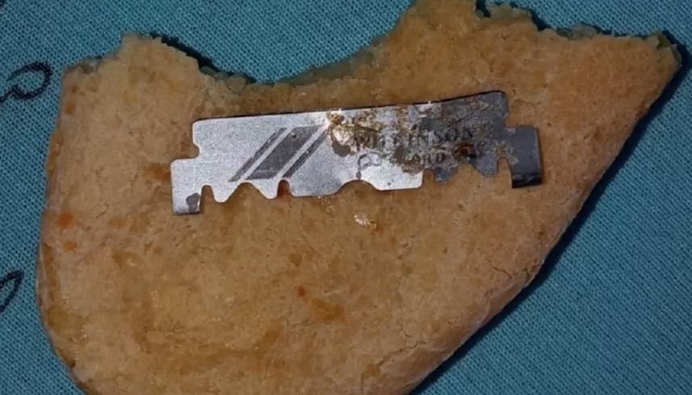 Mulher encontra lâmina de barbear dentro de pão de queijo: 'quase engoliu'