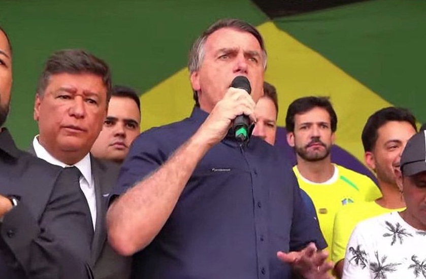 Bolsonaro diz que deve ir ao debate de domingo e que será alvo dos adversários