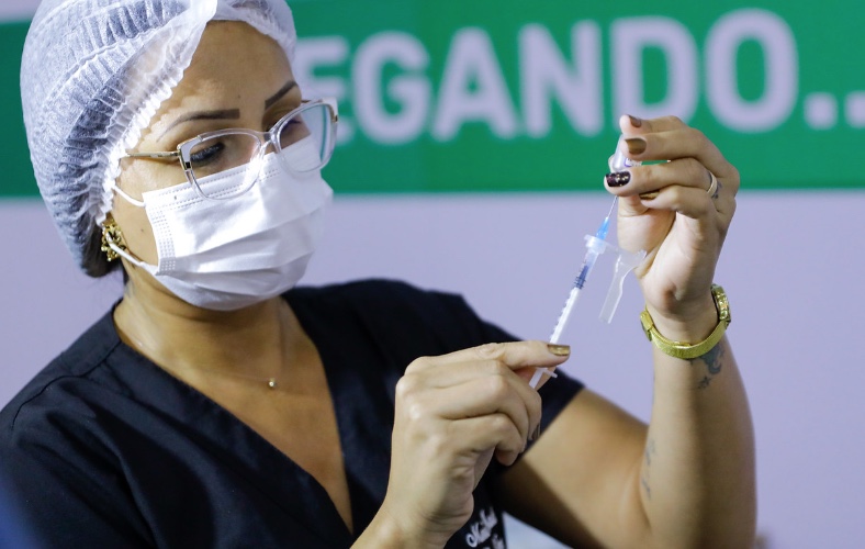 Manaus disponibiliza 57 pontos de vacinação contra a Covid neste sábado