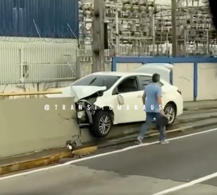 Carro fica engatado em mureta em acidente em avenida de Manaus