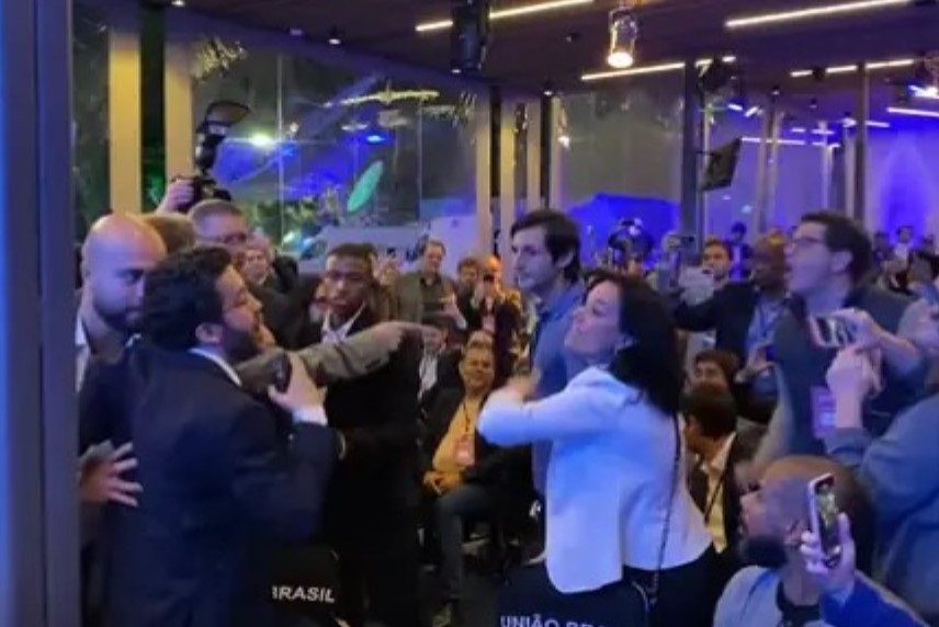 André Janones e Salles discutem nos bastidores de debate na Band; vídeo