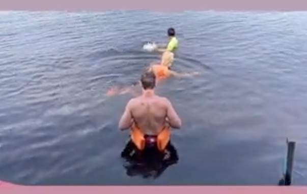 Em vídeo, baixista do Guns N’ Roses nada com botos em Manaus