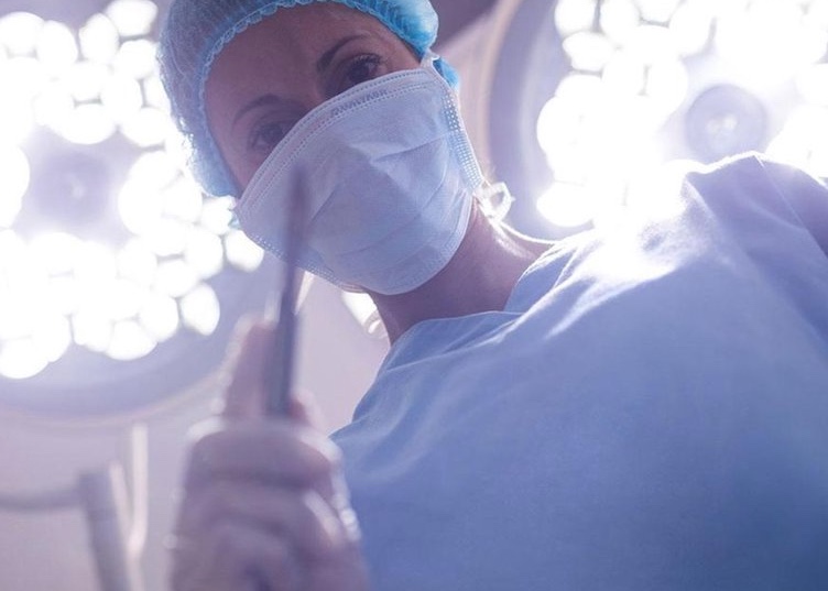 Câmara acelera projeto que obriga paciente a ser acompanhada por profissional mulher em anestesia