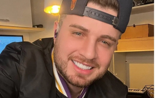 Cantor sertanejo Conrado volta para casa quatro meses após acidente