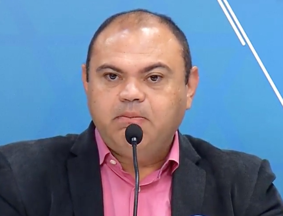 Engenheiro Machadão critica Amazonino ao falar de suas pernas em debate