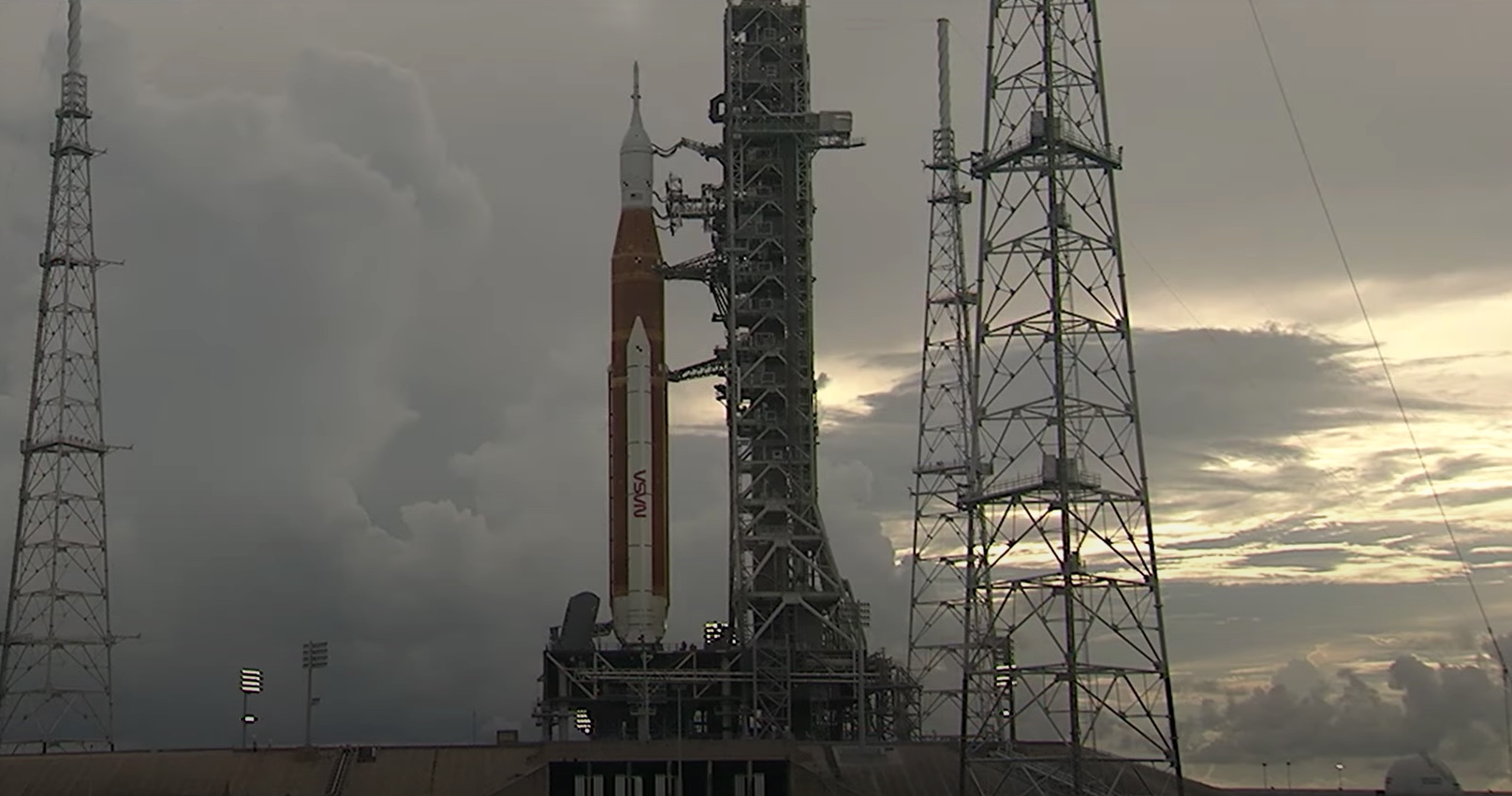 Após vazamento, Nasa adia lançamento de foguete que daria volta na Lua 