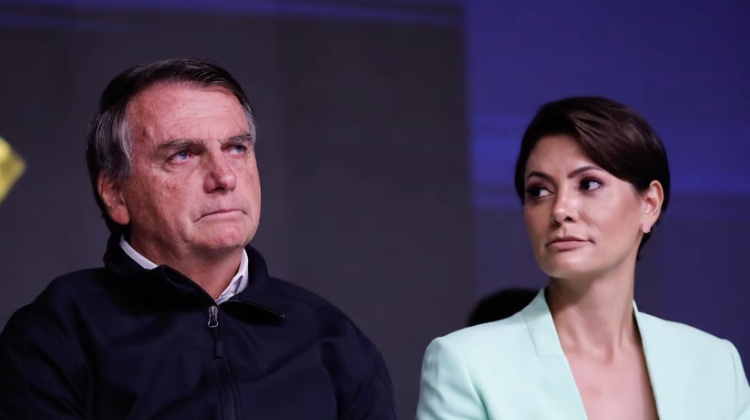 'Sozinha na rua, prefere Lei Maria da Penha ou pistola?', pergunta Bolsonaro a mulheres