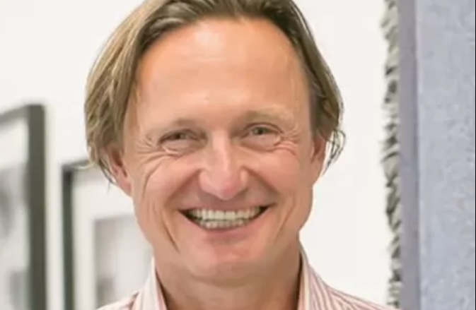 Milionário deixa mulher para viver com refugiada que ele deu abrigo