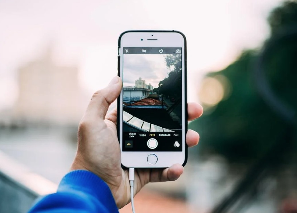 Apple é proibida de vender iPhone sem carregador no Brasil