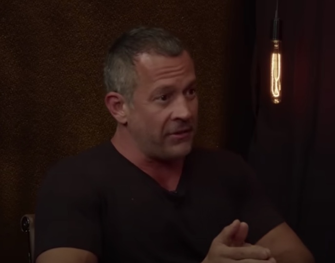 Malvino Salvador sai em defesa de Bolsonaro e critica Globo e seus jornalistas