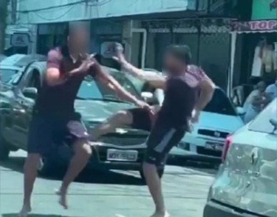 Motoristas trocam socos em briga de trânsito no Centro; vídeo