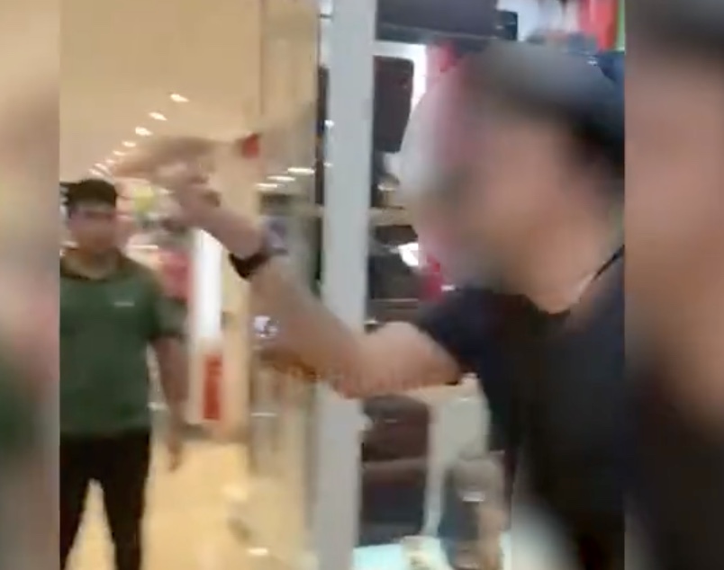 Homem leva socos após bater em mulher dentro de shopping de Manaus; vídeo