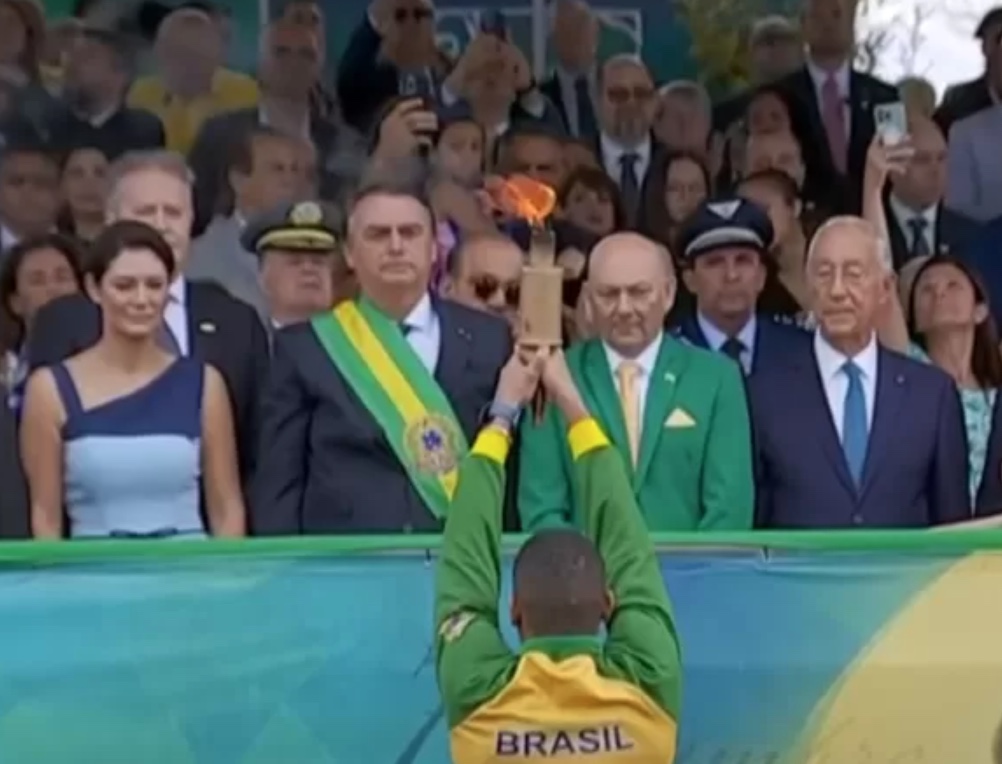 Bolsonaro caminha e acena a apoiadores, ao lado de Luciano Hang, alvo do STF