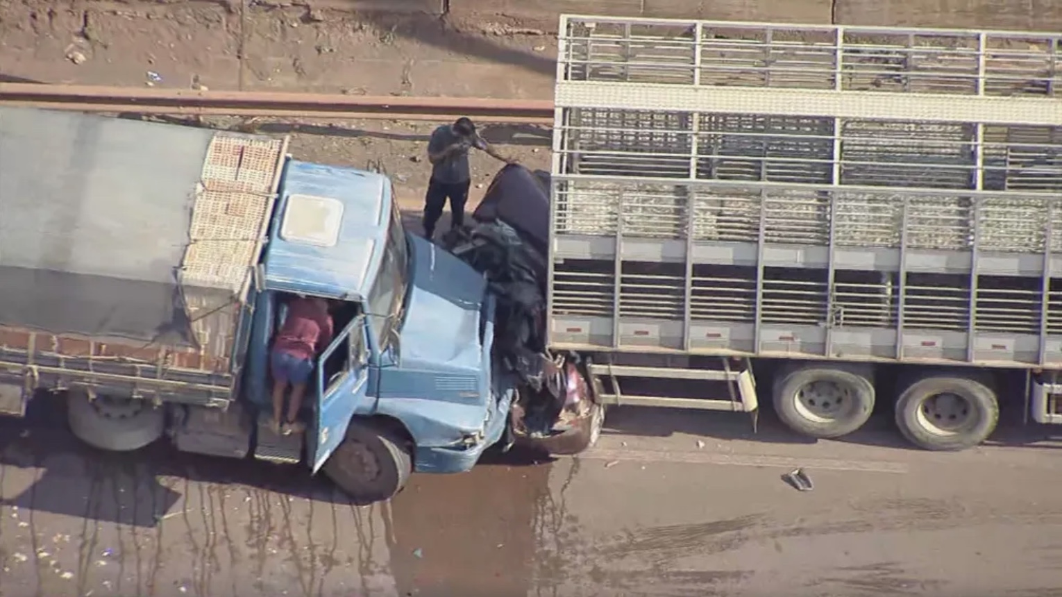Em acidente chocante, carro é esmagado por caminhões em rodovia