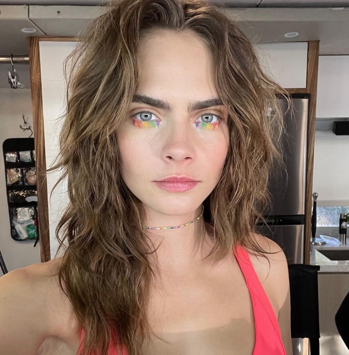 Descalça, Cara Delevingne aparece fora de si em aeroporto e preocupa fãs