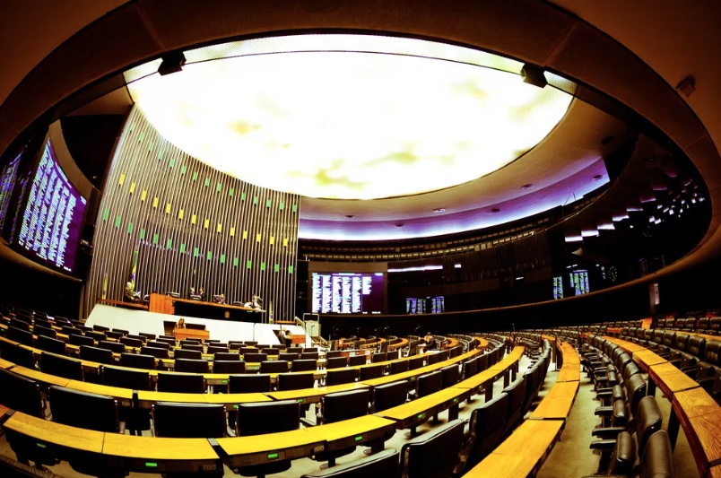 Deputados vão analisar aumentos salariais de 18% para servidores do judiciário, MPU e DPU