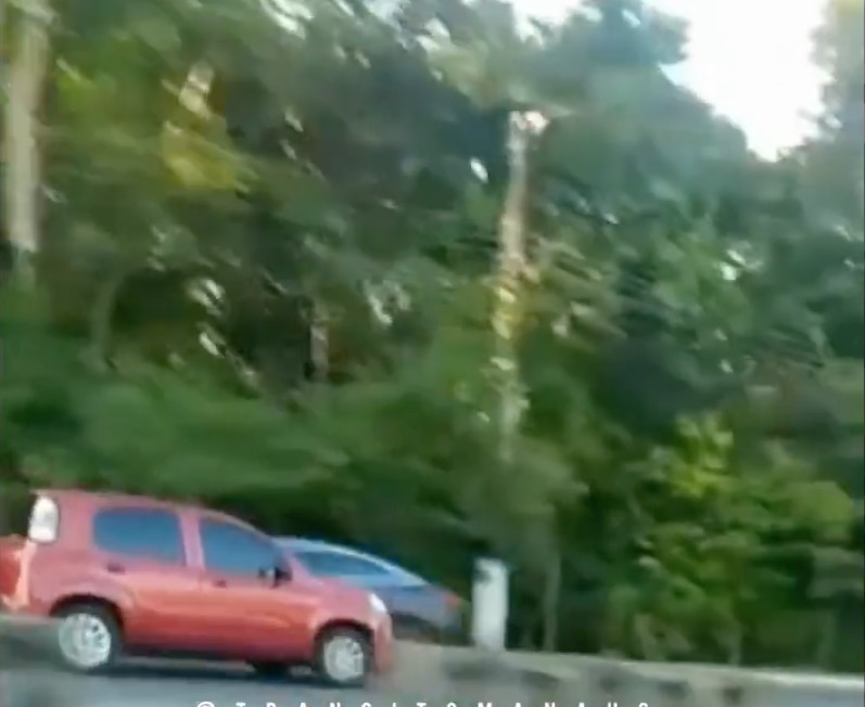 Em alta velocidade, carro é flagrado na contramão na Avenida do Turismo 