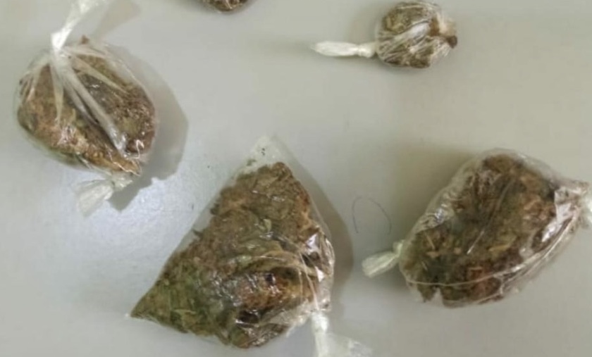 Homem pega 6 anos de prisão após ser flagrado com 10 trouxinhas de maconha em Manaus