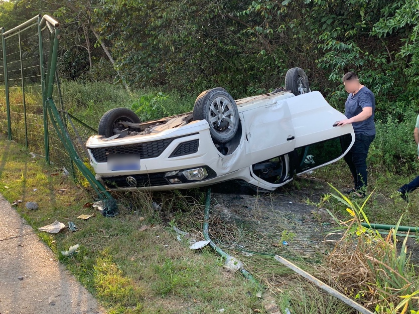Carro com 5 crianças capota e invade área do Jardim Botânico em Manaus