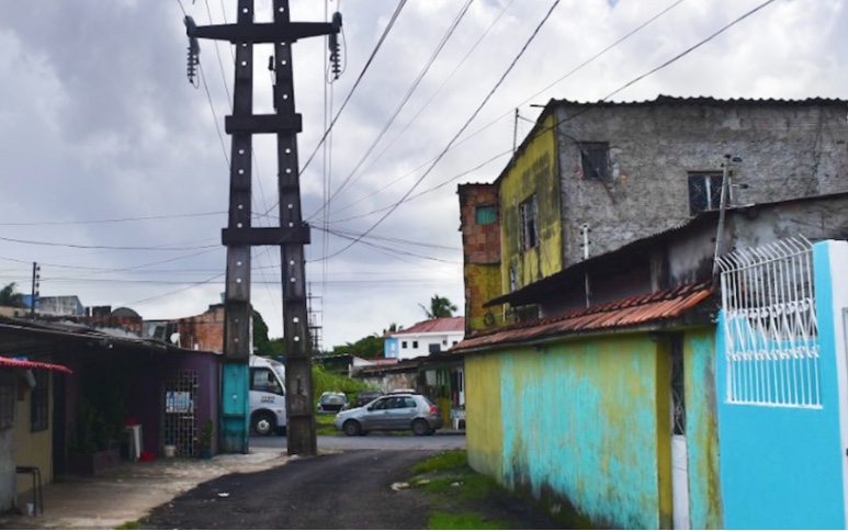 Ação do MP quer retirada de fios de alta tensão sobre casas em Manaus