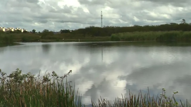 Homem morre afogado em lagoa após usar colchão como boia