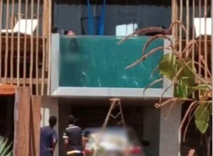 Vídeo: Casal é flagrado transando em piscina transparente e atrai curiosos